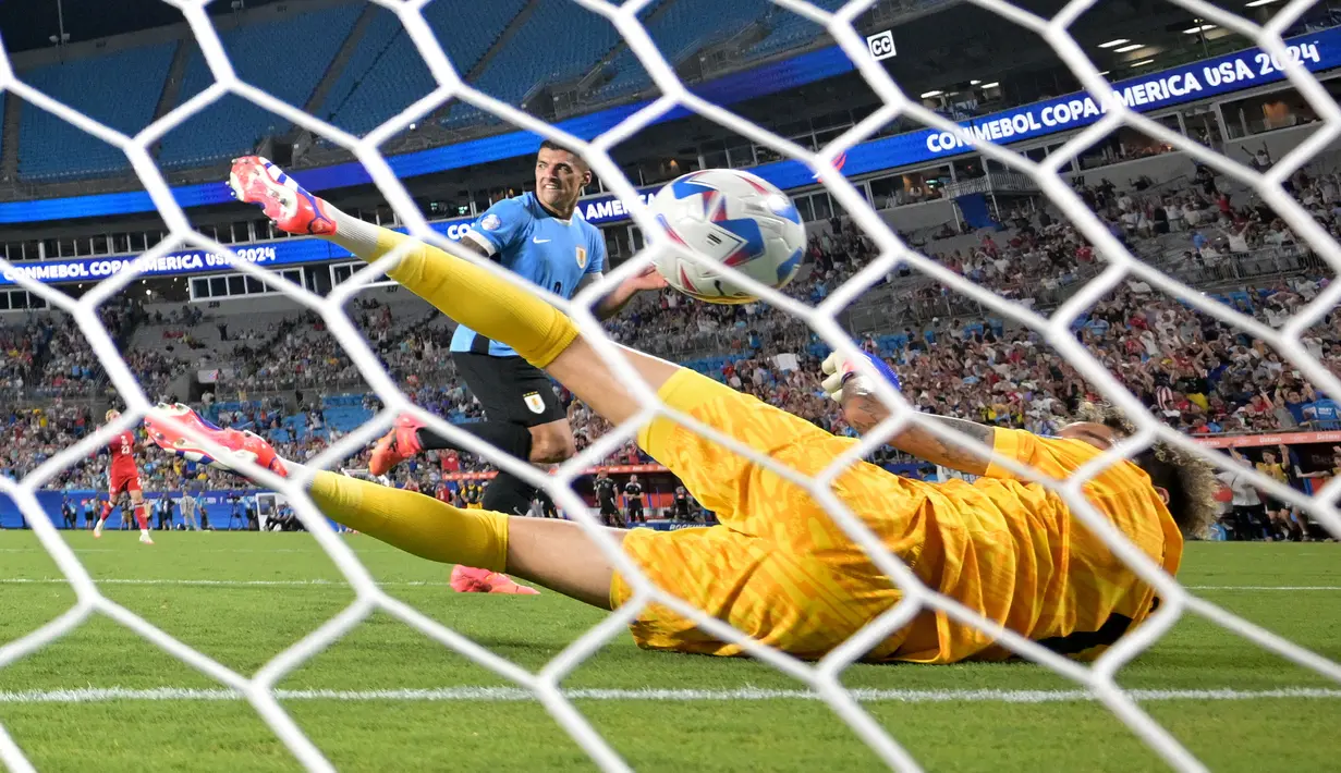 Pemain Uruguay, Luis Suarez melesatkan gol ke gawang Kanada pada laga perebutan peringkat ketiga Copa America 2024 di Bank of America Stadium, Charlotte, North Carolina, Minggu (14/07/2024). (AFP/Getty Images/Grant Halverson)