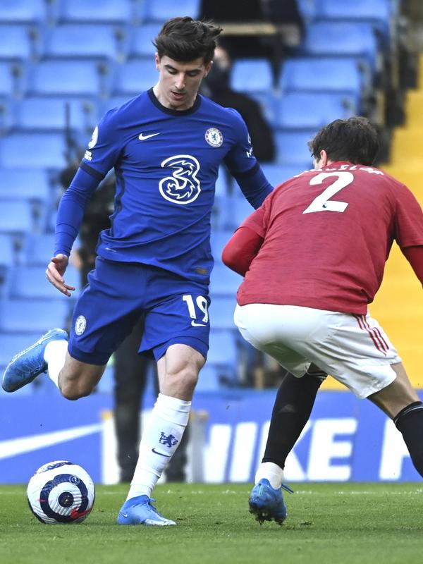 Gelandang Chelsea, Mason Mount (kiri) berusaha melewati bek Manchester United, Victor Lindelof pada pertandingan lanjutan Liga Inggris di Stamford Bridge Stadium di London, Inggris, Minggu (28/2/2021). Chelsea kini berada di peringkat kelima dengan 44 poin. (Andy Rain/Pool via AP)