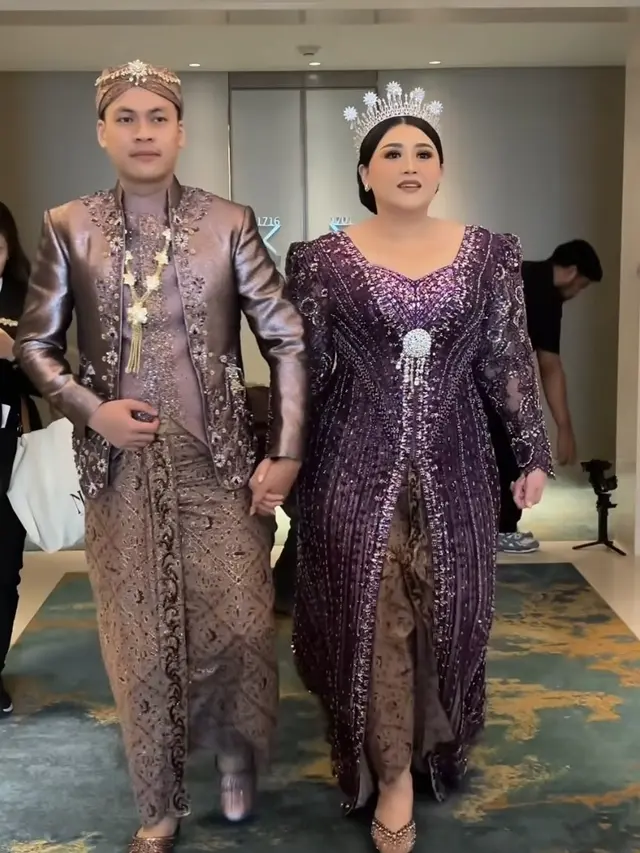 Clarissa Putri Menikah dengan adat Jawa.