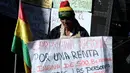 Seorang penyandang cacat membawa poster tuntutan saat ikut aksi di La Paz, Bolivia (3/5). Sejumlah wanita penyandang cacat nekat gantung diri saat aksi menuntut pemberian subsidi dari pemerintah. (REUTERS/David Mercado)