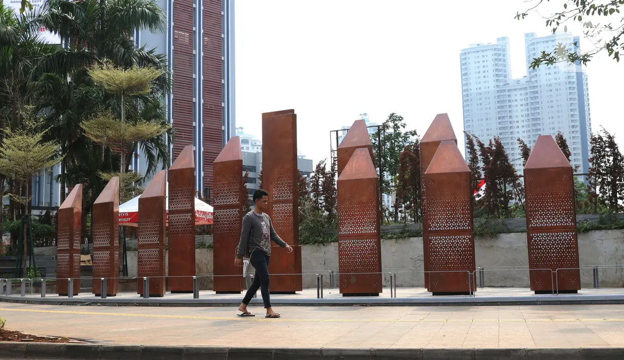 Pejalan kaki melintasi sebuah instalasi di kawasan Sudirman, Jakarta, Sabtu (23/11/2019). Pemprov DKI Jakarta gencar membangun dan menyediakan ruang publik bagi masyarakat, baik untuk pegawai kantoran hingga mahasiswa, yang berlalu lalang agar bebas menikmati ruang ini. (Liputan6.com/Angga Yuniar)