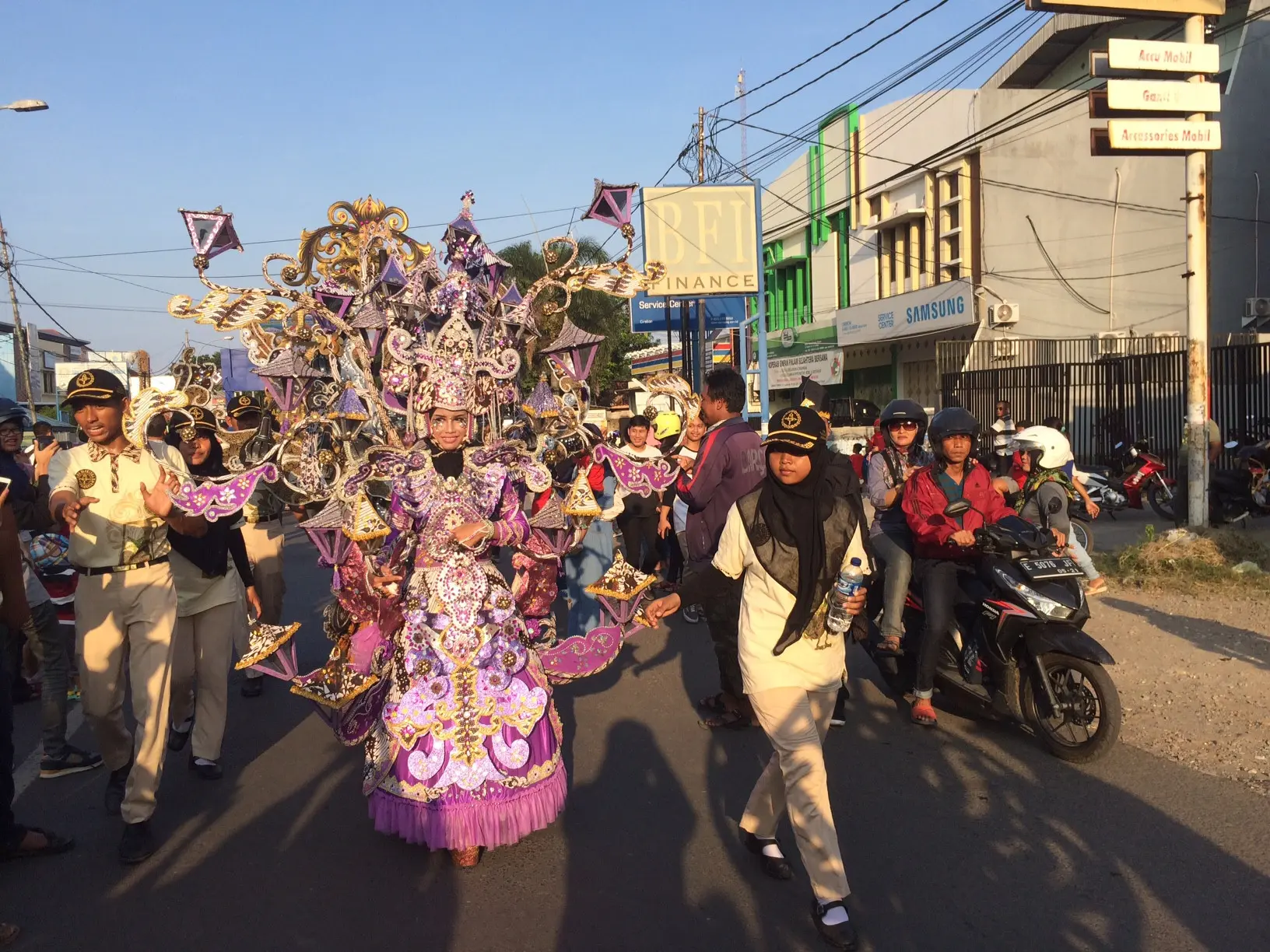 Peserta Caruban Carnival 2017 menghadirkan kostum-kostum unik bertema Paksinagaliman. (Liputan6.com/Panji Prayitno)