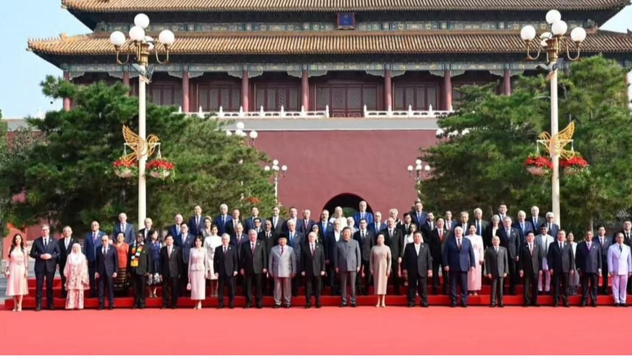 VIDEO: Prabowo Tamu Spesial Parade Militer Cina, Senyum Lebar Melangkah di Belakang Putin & Xi Jinping
