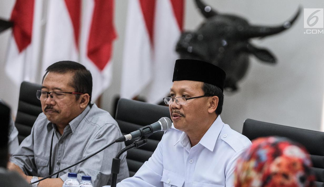 Sekda Jawa Barat, Iwa Karniwa (kanan) memberikan sambutan di kantor DPP PDIP, Jakarta, Jumat (7/7). Kehadiran Iwa mendatangi DPP PDIP untuk  pendaftaran sebagai calon gubernur Jawa Barat untuk Pilkada 2018 melalui PDIP. (Liputan6.com/Faizal Fanani)