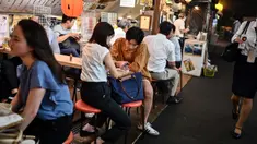 Orang-orang berkumpul di "izakaya", sebuah bar tradisional Jepang, pada malam hari di Tokyo, 4 September 2020. Interior tempat ini biasanya dari kayu, yang semakin menambah kesan tradisional. (Photo by Charly TRIBALLEAU / AFP)