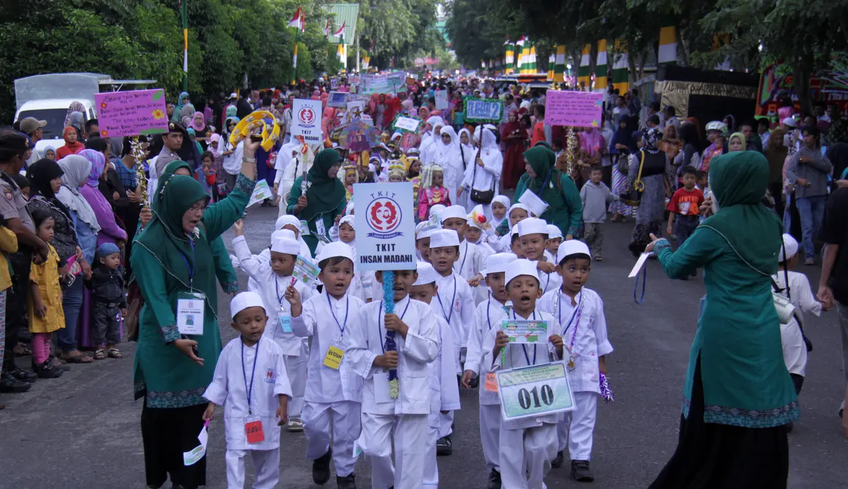 Pelajar mengikuti pawai memperingati Tahun Baru Islam1436 Hijriah di Banda Aceh, Sabtu (25/10/2014). Peringatan 1 Muharam 1436 Hijriah diikuti ribuan pelajar berjalan kaki keliling kota Banda Aceh. (Antara Foto/Ampelsa)
