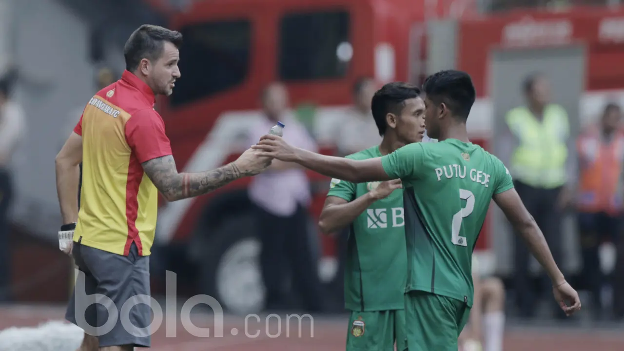 Ekspresi Pelatih saat Laga Bhayangkara FC Kontra Semen Padang