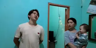 Belakangan ini nama Sidik Eduard menjadi perbincangan warganet. Artis kelahiran Jakarta itu viral setelah jualan cilok di pinggir jalan. Berikut beberapa potret rumah sederhana Sidik Eduard. [Youtube/HepiNews]