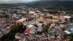 Foto udara yang diambil di Kiseljak, sekitar dua puluh kilometer sebelah barat Sarajevo pada tanggal 4 Oktober 2024 ini menunjukkan jalan-jalan dan area rumah yang terendam banjir setelah hujan lebat. (RUSMIR SMAJILHODZIC/AFP)