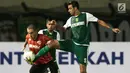 Striker Perseru Serui, Turkovic Nedo, berebut bola dengan bek Persebaya Surabaya, Otavio Dutra, pada laga Piala Presiden 2019 di Stadion Si Jalak Harupat, Bandung, Sabtu (2/3). Persebaya menang 3-2 atas Perseru. (Bola.com/Yoppy Renato)