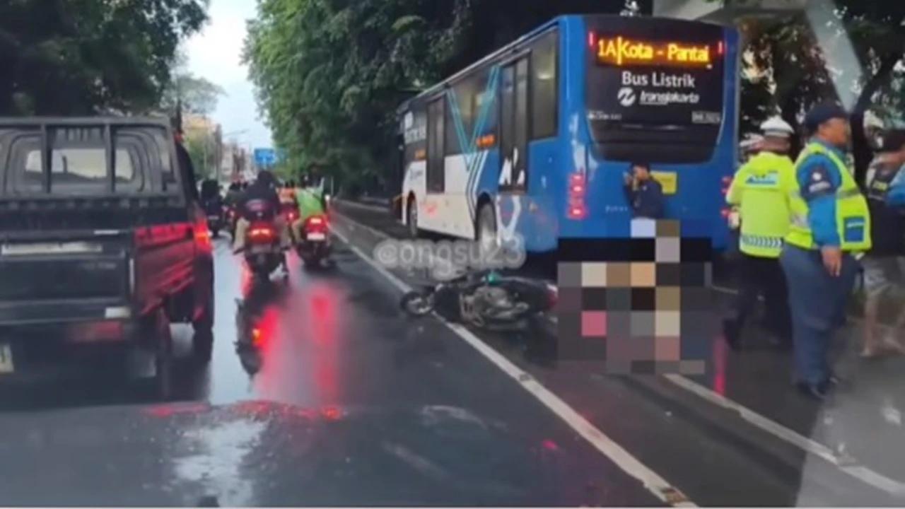 Pemotor Tewas di Bandengan Jakut Tabrak Separator Transjakarta, Jatuh dan 'Disenggol' Bus Listrik dari Belakang