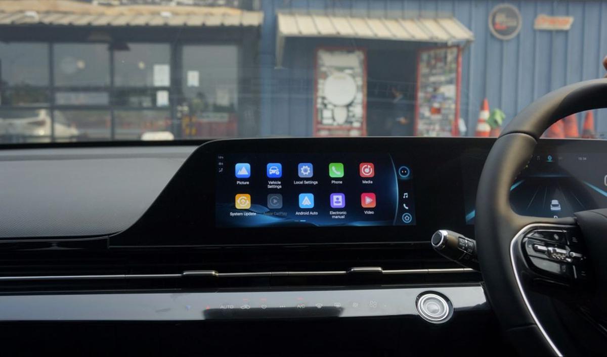 Sistem audio: layar sentuh 20,5 inci, dipadu sistem audio Sony 8 speaker. Sistem audio-video ini koneksi dengan Carplay+ Android Auto, plus Intelligent Voice Assistant (perintah suara).&nbsp;