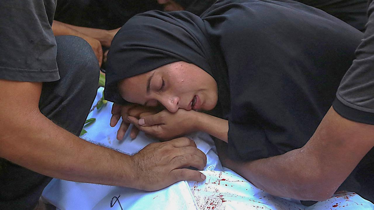 FOTO: Ratapan Pilu di Gaza, Serangan Dekat Pusat Bantuan Tewaskan Puluhan Warga Palestina
