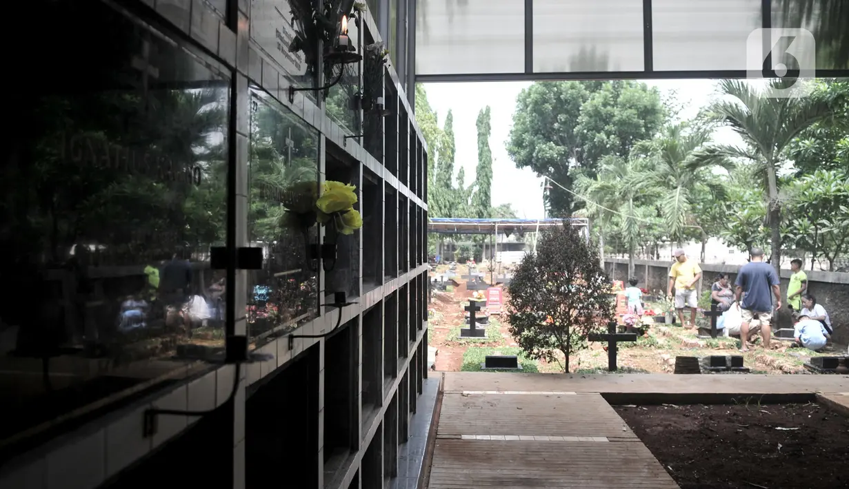 Kondisi makam bersusun atau kolumbarium di kompleks pemakaman Paroki Gereja St Servatius, Kampung Sawah, Bekasi, Jawa Barat, Kamis (26/12/2019). (merdeka.com/Iqbal Nugroho)