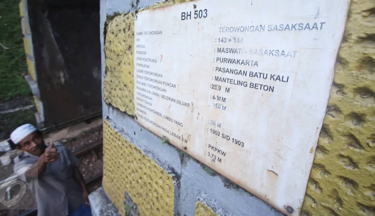 Warga menunjukkan papan informasi tentang terowongan Sasaksaat, Bandung Barat, Jawa Barat, Selasa (5/7). Terowongan jalur kereta api tersebut dibangun oleh SS (Staatsspoorwegen) antara tahun 1902-1903. (Liputan6.com/Immanuel Antonius)