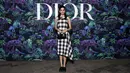 Khushi Kapoor wore a Dior checked black dan white wool top and skirt. Tak ketinggalan, tas Lady Dior menjadi pelengkap tampilannya.  (Foto: Dior/ Dok.)