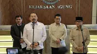 Jaksa Agung ST Burhanuddin menerima kunjungan Menteri Desa dan Pembangunan Daerah Tertinggal (Mendes PDT) Yandri Susanto di Gedung Utama Kejaksaan Agung (Kejagung), Jakarta Selatan. (Liputan6.com/Nanda Perdana Putra)