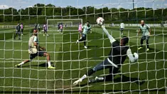 Para pemain Tottenham Hotspur mengambil bagian dalam sesi latihan di Tottenham Hotspur Training Ground, Enfield, London utara, pada 12 Mei 2025 saat media day. (Ben STANSALL/AFP)