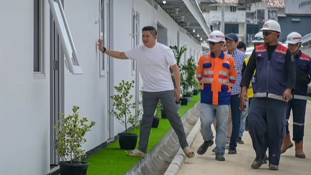 Sekretaris Kabinet (Seskab) Teddy Indra Wijaya meninjau perkembangan pembangunan hunian untuk tempat tinggal warga di pinggiran rel sekitar Stasiun Pasar Senen, Jakarta Pusat.
