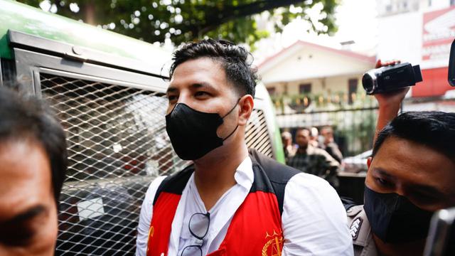 Ammar Zoni menjalani sidang perdana kasus dugaan penyalahgunaan narkoba di Pengadilan Negeri Jakarta Selatan