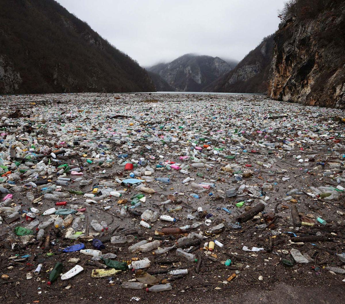 Pemandangan indah Sungai Drina dengan air biru kehijauan harus rusak akibat tumpukan sampah yang mengapung, pada 5 Januari 2024. Potret miris ini menyambut&nbsp;para wisatawan di Kota Visegard yang bersejarah di Bosnia.
