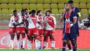 Pemain AS Monaco merayakan gol yang dicetak Cesc Fabregas ke gawang PSG pada laga lanjutan Liga Prancis di Stadion Stade Louis II, Sabtu (21/11/2020) dini hari WIB. PSG takluk 2-3 oleh AS Monaco. (AFP/Valery Hache)