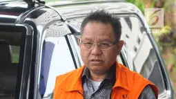 Mantan anggota DPRD Sumatera Utara Tahan Manahan Panggabean tiba di Gedung KPK, Jakarta, Senin (19/11). Tahan diperiksa  sebagai tersangka. (Merdeka.com/Dwi Narwoko)