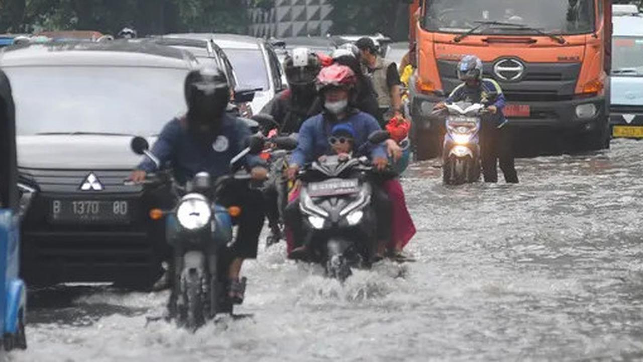 Titik Banjir Jakarta Hari Ini: 15 RT dan 2 Ruas Jalan Masih Tergenang, Ketinggian Air Capai 80 Centimeter