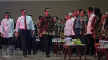 Presiden Jokowi didampingi Menko Polhukam Luhut Binsar Panjaitan saat menghadiri Rapat koordinasi nasional (rakornas) Pemantapan Pelaksanaan Pilkada Serentak 2015 di Ancol, Jakarta, Kamis (12/11). (Liputan6.com/Faizal Fanani)