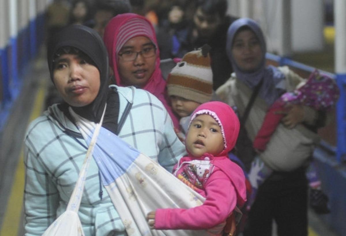 Ratusan pemudik padati Pelabuhan Merak
