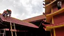 Pekerja mengecat atap Vihara Bahtera Bhakti, Jakarta, Selasa (29/1). Klenteng yang didedikasikan untuk Da Bo Gong yang merupakan Dewa Tanah dan Kekayaan ini menjadi tempat ibadah bagi umat Konghucu, Buddha, Tao, dan Hindu. (Merdeka.com/Iqbal S Nugroho)