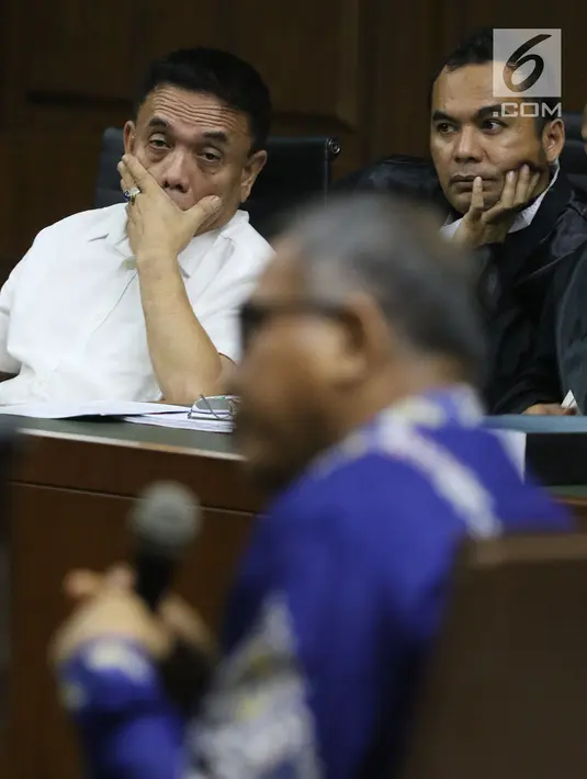 Gubernur Aceh nonaktif, Irwandi Yusuf (kiri) menyimak keterangan Plt Gubernur Aceh Nova Iriansyah pada sidang lanjutan dugaan suap Dana Otonomi Khusus Aceh (DOKA) 2018 di Pengadilan Tipikor, Jakarta, Senin (10/12). (Liputan6.com/Helmi Fithriansyah)