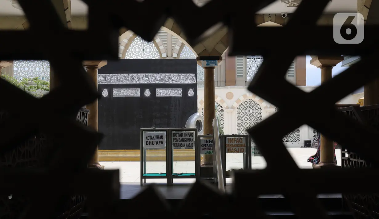 Miniatur Kakbah terlihat di Masjid Nurul Iman, Blok M Square, Jakarta, Sabtu (2/4/2022). Miniatur Ka'bah tersebut didirikan sebagai fasilitas untuk calon jemaah dari agen perjalanan yang ingin melaksanakan latihan simulasi manasik haji dengan kapasitas 300 orang . (Liputan6.com/Herman Zakharia)