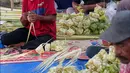 Menjelang Idul Adha 1444 H, pedagang kulit ketupat musiman mulai memadati bahu jalan. (Liputan6.com/Angga Yuniar)