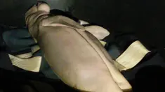Gambar pada 17 Agustus 2019 memperlihatkan seekor bayi dugong bernama Mariam terbaring dalam sebuah wadah setelah mati di Taman Laut Provinsi Trang, Thailand. Dugong yatim piatu ini mati karena infeksi yang diperburuk oleh potongan-potongan sampah plastik yang bersarang dalam perutnya. (HO/DNP/AFP)