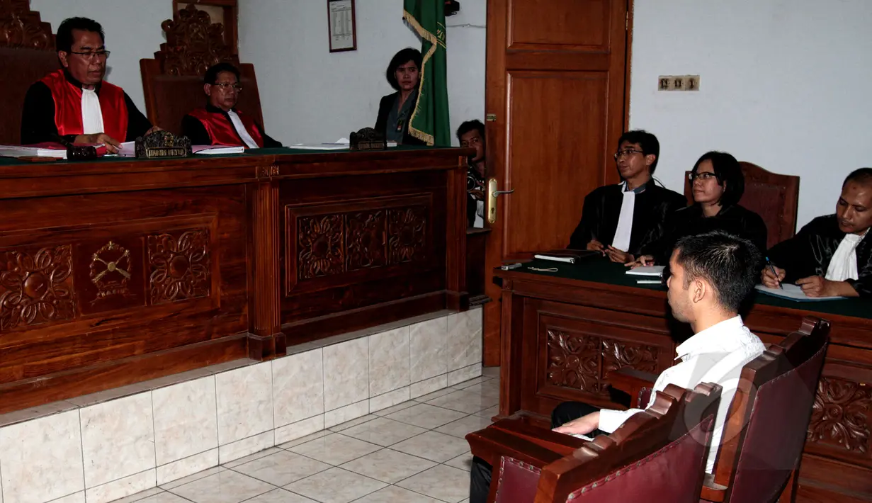 Suasana saat sidang Tersangka Christopher Daniel dengan agenda putusan sela di PN Jakarta Selatan, Senin (25/5/2015). Christopher didampingi kuasa hukumnya bungkam saat ditanya wartawan mengenai kasusnya. (Liputan6.com/Yoppy Renato)