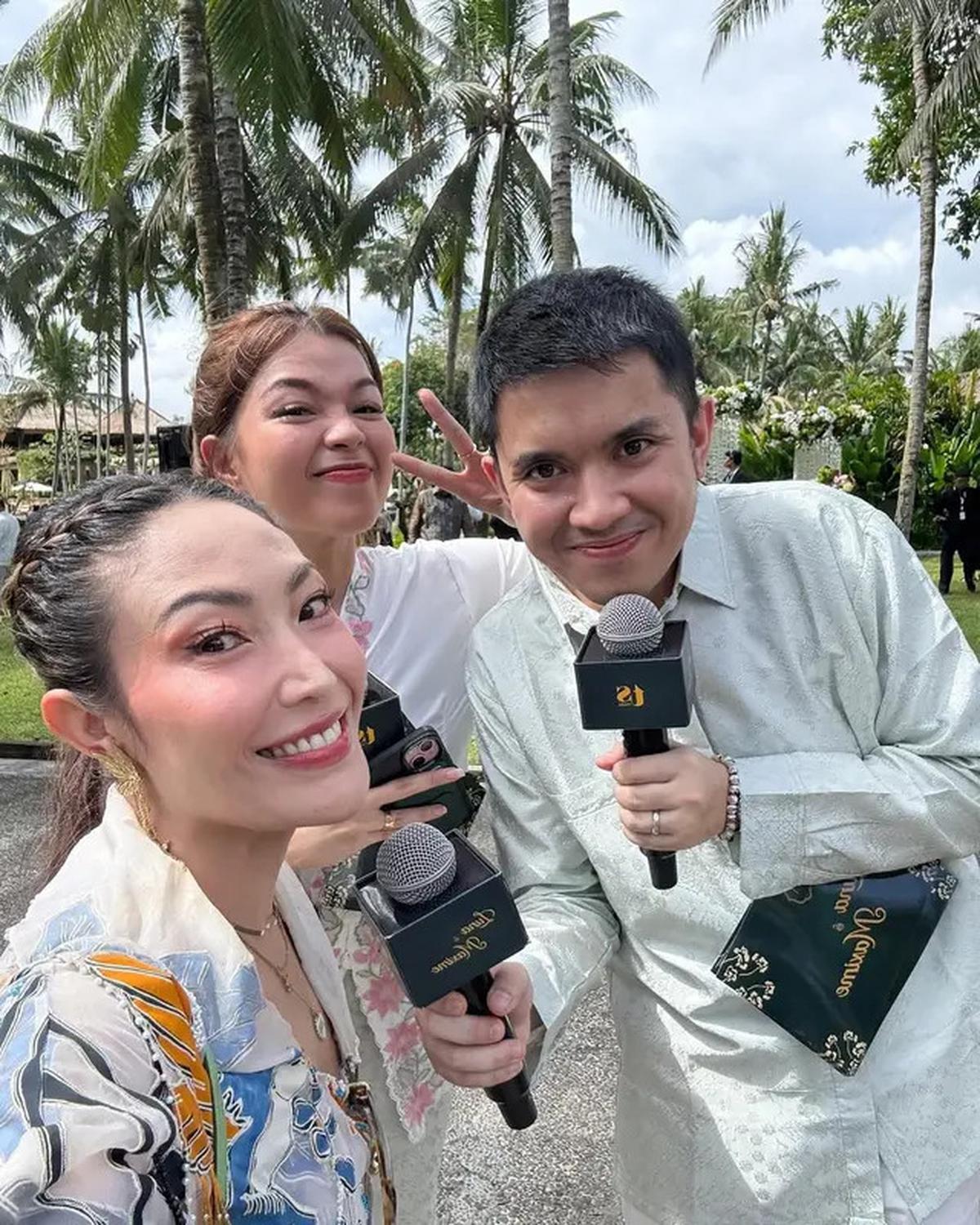 7 Potret Artis di Siraman Luna Maya dan Maxime Bouttier, 'Geng Menteri Ceria' Kompak