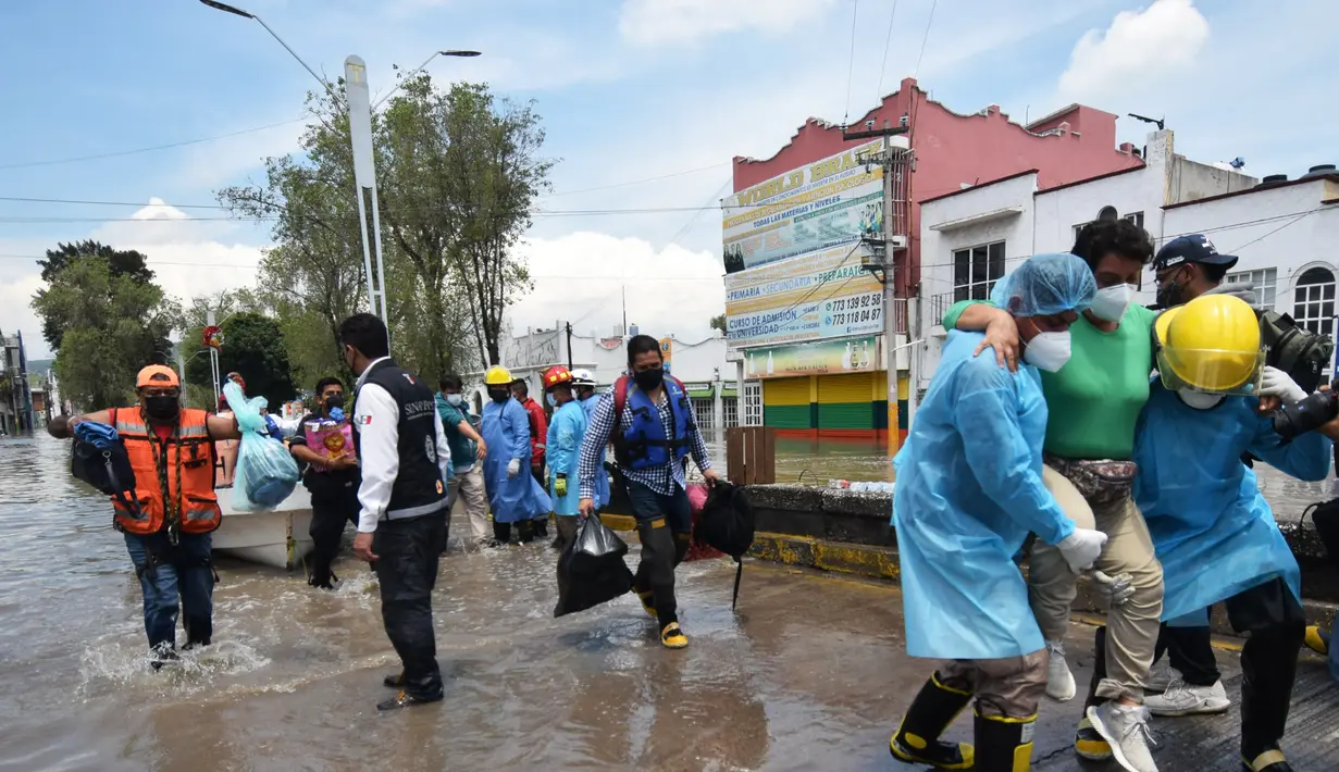 Staf medis mengevakuasi pasien Rumah Sakit IMSS di Tula de Allende, negara bagian Hidalgo, Meksiko,  (7/9/2021). Sedikitnya 16 pasien meninggal setelah banjir melanda sebuah rumah sakit di Meksiko tengah dan mengganggu pasokan listrik, kata pihak berwenang. (AFP/Francisco Villeda)
