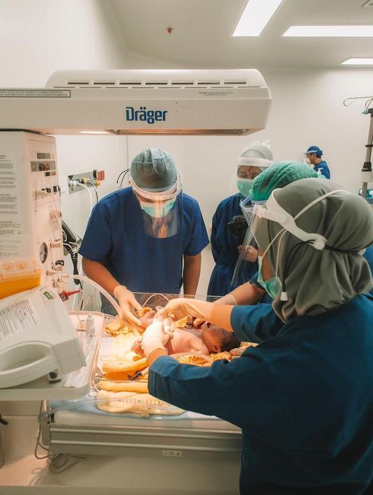 "Melahirkan di situasi seperti sekarang ini tidaklah mudah.. banyak perasaan campur aduk..Dari tidak bisa ditemani keluarga,harus lulus test kesehatan (protokol rs) sampai kemungkinan yang lain-nya.." ujar Chelsea Olivia. (Instagram/chelseaoliviaa)