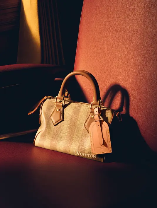 Tak ketinggalan, deretan tas ikonis Louis Vuitton turut menjadi sorotan. Trunks, Keepalls, Tote, hingga Speedy P9 hadir sebagai teman setia perjalanan, dibuat secara handcrafted dari material ringan namun tahan lama, seolah menyimpan jejak jarak dan cerita yang telah dilalui.Koleksi ini telah tersedia di butik sejak 1 Januari 2026. [Dok/LouisVuitton[