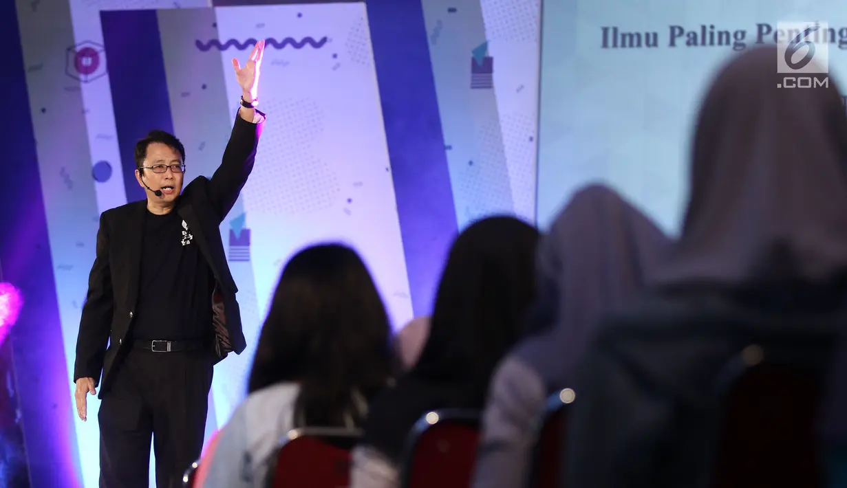 Motivator Tung Dasem Waringin saat memberikan motivasi kepada peserta EGTC di geleran Emtek Goes To Campus 2018 di Universitas Negeri Semarang (UNNES), Semarang, Rabu (18/7).  (Liputan6.com/Herman Zakharia)