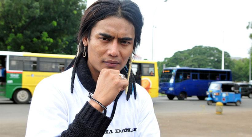 Setelah menyanyi lima buah lagu, Charly pun langsung pamit menuju rumah sakit.