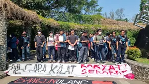 Keluarga Mahasiswa ITB demo membawa empat tuntutan. (merdeka.com/Azzura Galexia)