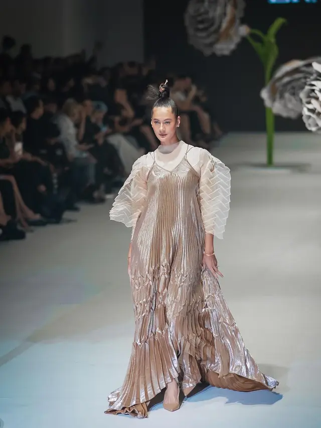 Paula Verhoeven kembali ke runway (Instagram/paula_verhoeven)