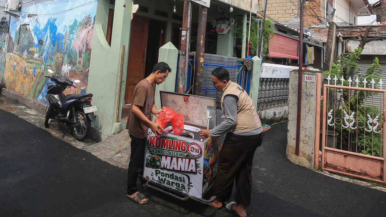 FOTO: Gerobak Listrik KomLing Permudah Pengelolaan Sampah Organik Warga