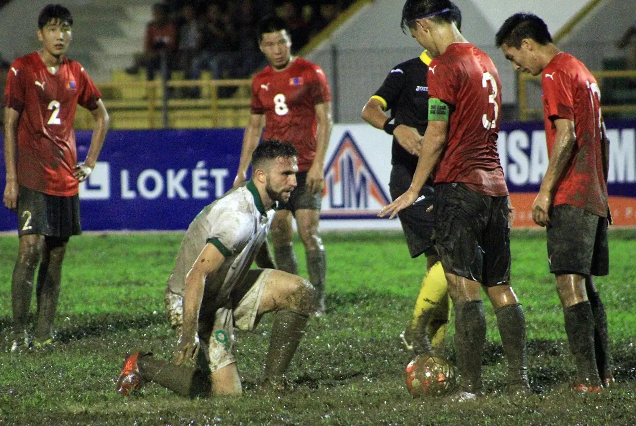 Striker Timnas Indonesia, Ilija Spasojevic, berkubang lumpur saat menghadapi Mongolia di laga kedua Aceh World Solidarity Tsunami Cup 2017, Senin (4/12/2017). (Bola.com/Eko Deni Saputra)