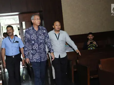 Dokter RS Permata Hijau, Bimanesh Sutarjo (tengah) bersiap mengikuti sidang perdana di Pengadilan Tipikor, Jakarta, Kamis (8/3). Sidang beragendakan pembacaan dakwaan dari Jaksa Penuntut Umum. (Liputan6.com/Helmi Fithriansyah)