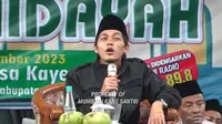 Gus Iqdam budrek karena jemaah wanita yang bernama Nur Aini ini minta sangu 1 juta (SS: YT. YouTube Muhibbin Kang Santri)