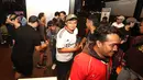 <p>Fans City dan MU bersalaman setelah acara Roaring Night Manchester City vs Manchester United di Babahramu Dine &amp; Bar, Episode Hotel, Gading Serpong, Tangerang, Minggu (3/3/2024). (Bola.com/M Iqbal Ichsan)</p>