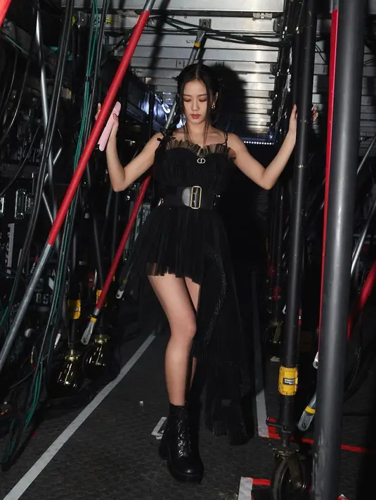 <p>Kesan eklektik terlihat dari paduan boots yang dipadukannya. Ia juga menambahkan belt untuk menambah pernyataan pada gayanya. [Foto: @sooyaaa__]</p>